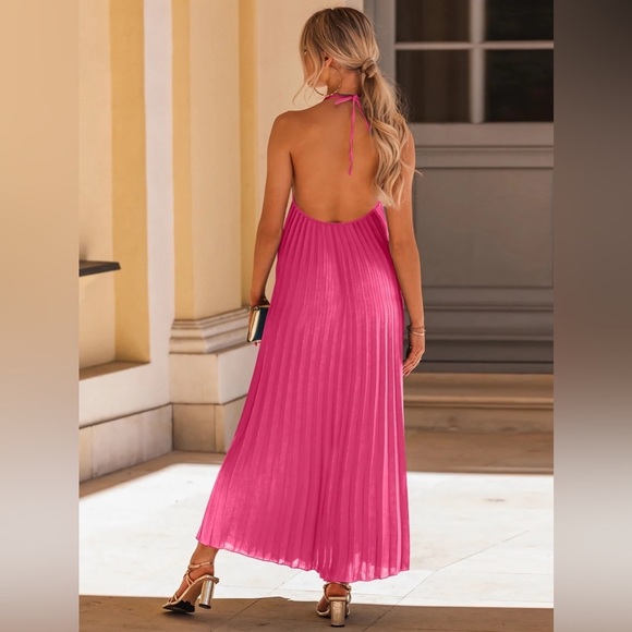 Halter Neck Maxi Dress in a Pleated Style - Picture 3 of 5